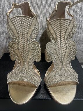 Vince Camuto ‘Imagine’ Metallic Gold Embroidered Dress Heels- Size (10), NWT. 💛💛